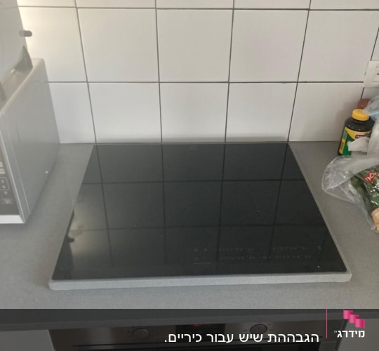 מטבח עם כיריים על משטח שיש אפור